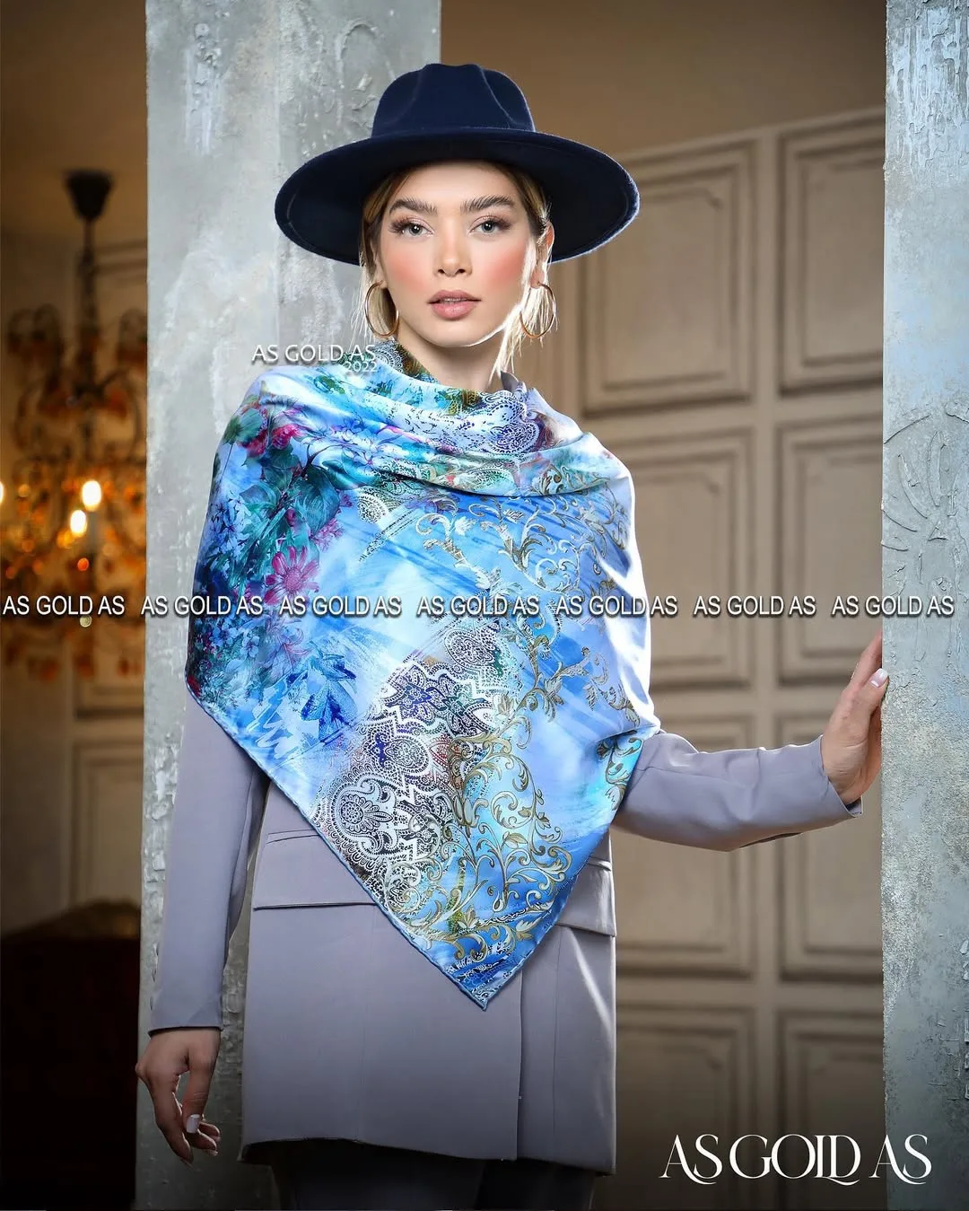 روسری سایز ۱۱۰، رنگ آبی، سفید و سبز، مربع، با منگوله