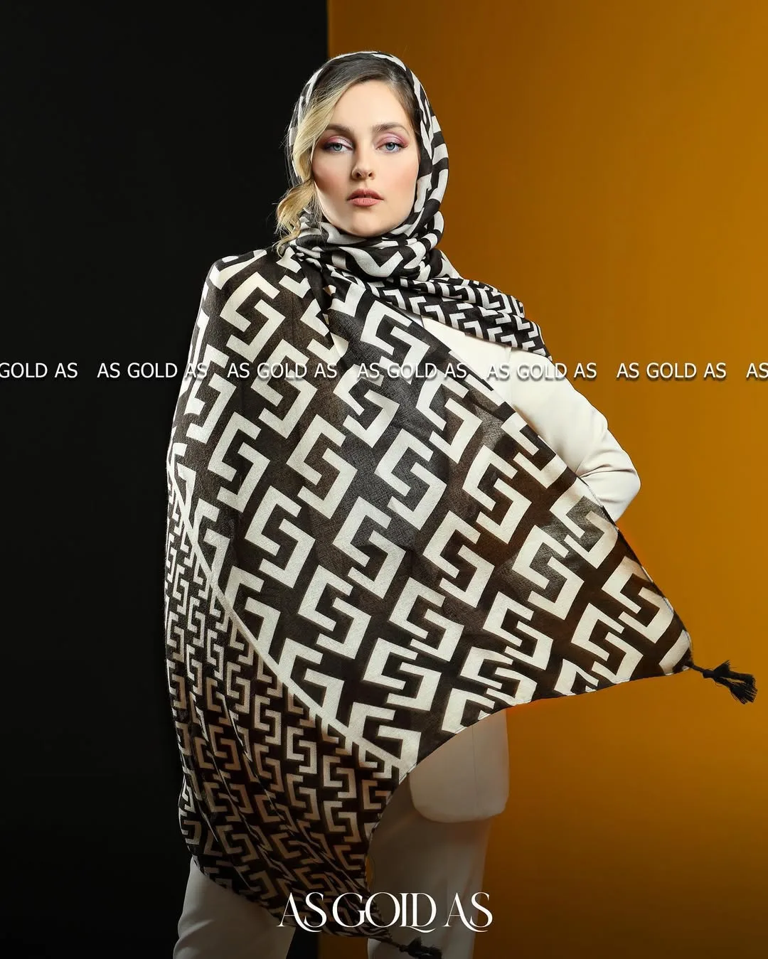 روسری زنانه، رنگ مشکی و سفید، طرح هندسی، مربع، با منگوله