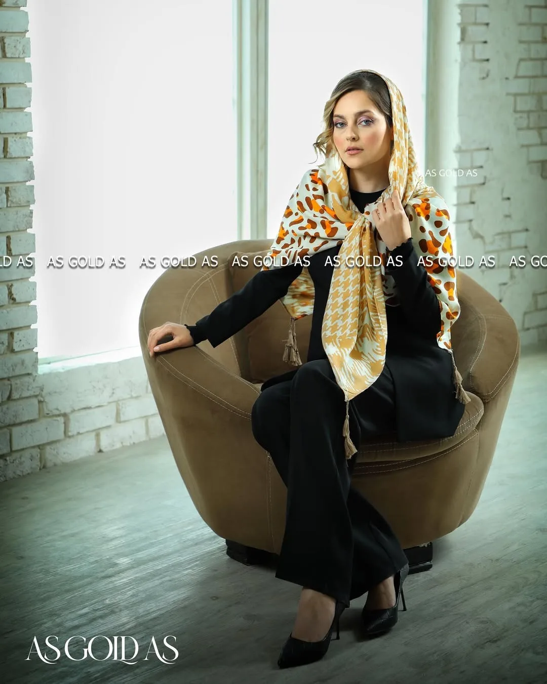 روسری نخی منگوله دار مجلسی، رنگ زرد، سفید و نارنجی، طرح پلنگی، مربع، با منگوله