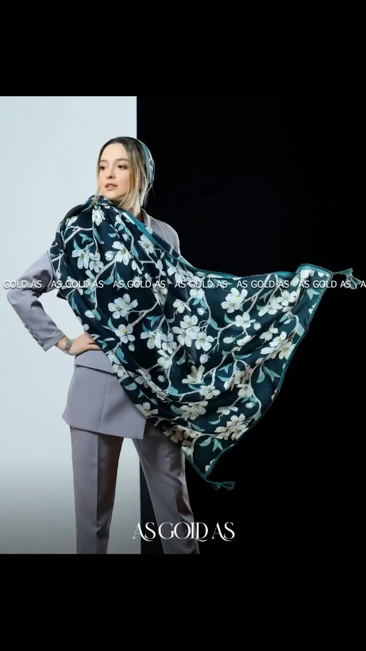 روسری زنانه، رنگ سبز تیره و سفید، طرح گلدار، مربع، با منگوله