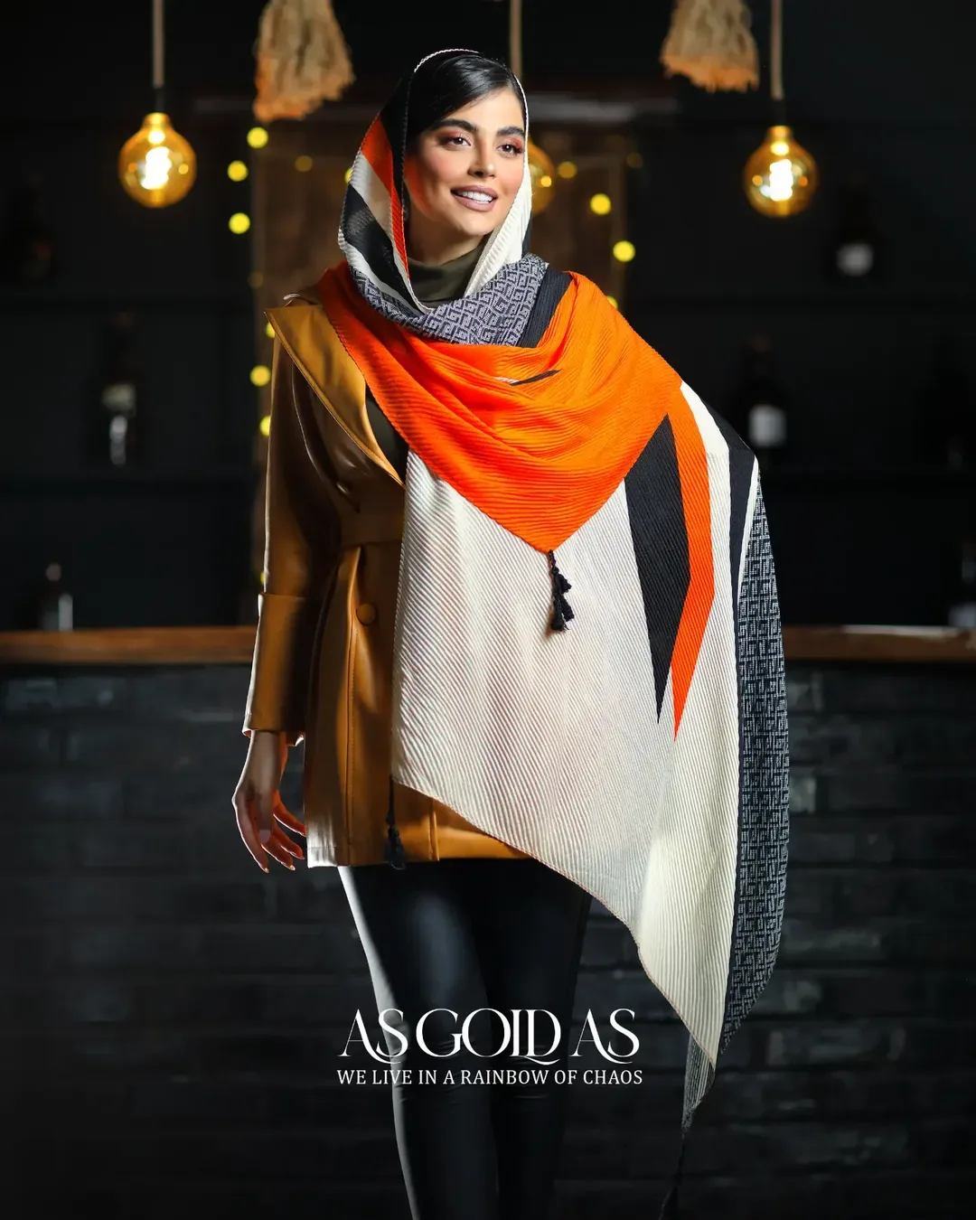 شال کد ۱۰۱۰۵، رنگ نارنجی، سفید و مشکی، طرح هندسی، مستطیلی بلند