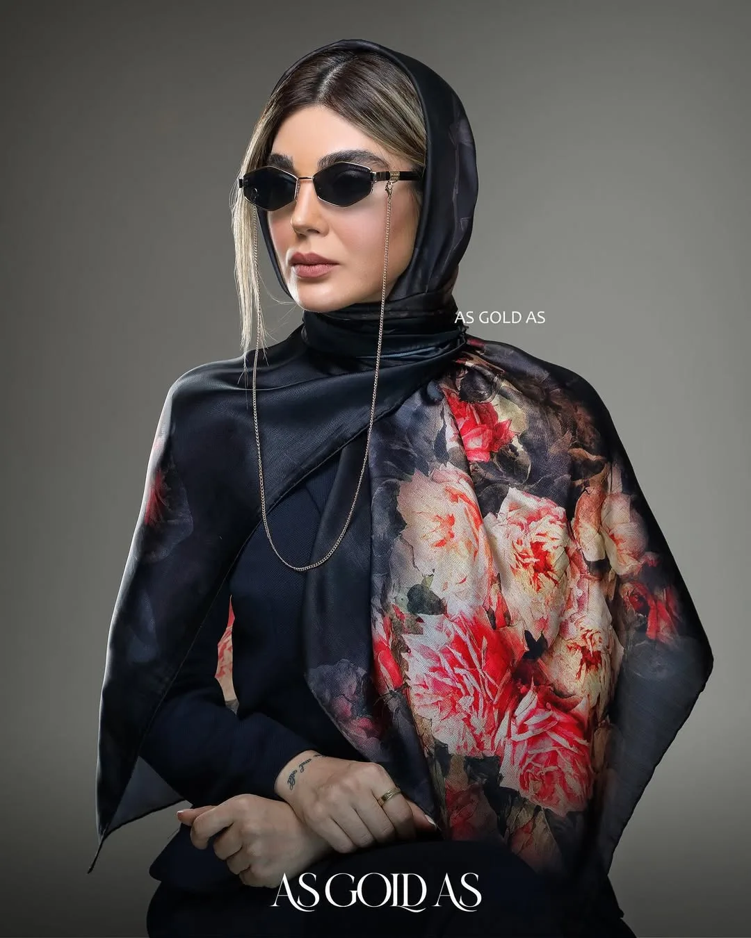 روسری سایز ۱۲۰، رنگ مشکی، قرمز و کرم، جنس ساتن، طرح گلدار، مربع، بزرگ