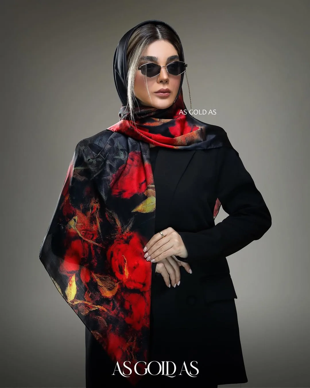 شال روسری سایز ۱۲۰، رنگ مشکی، قرمز و زرد، جنس ساتن، طرح گلدار، مربع