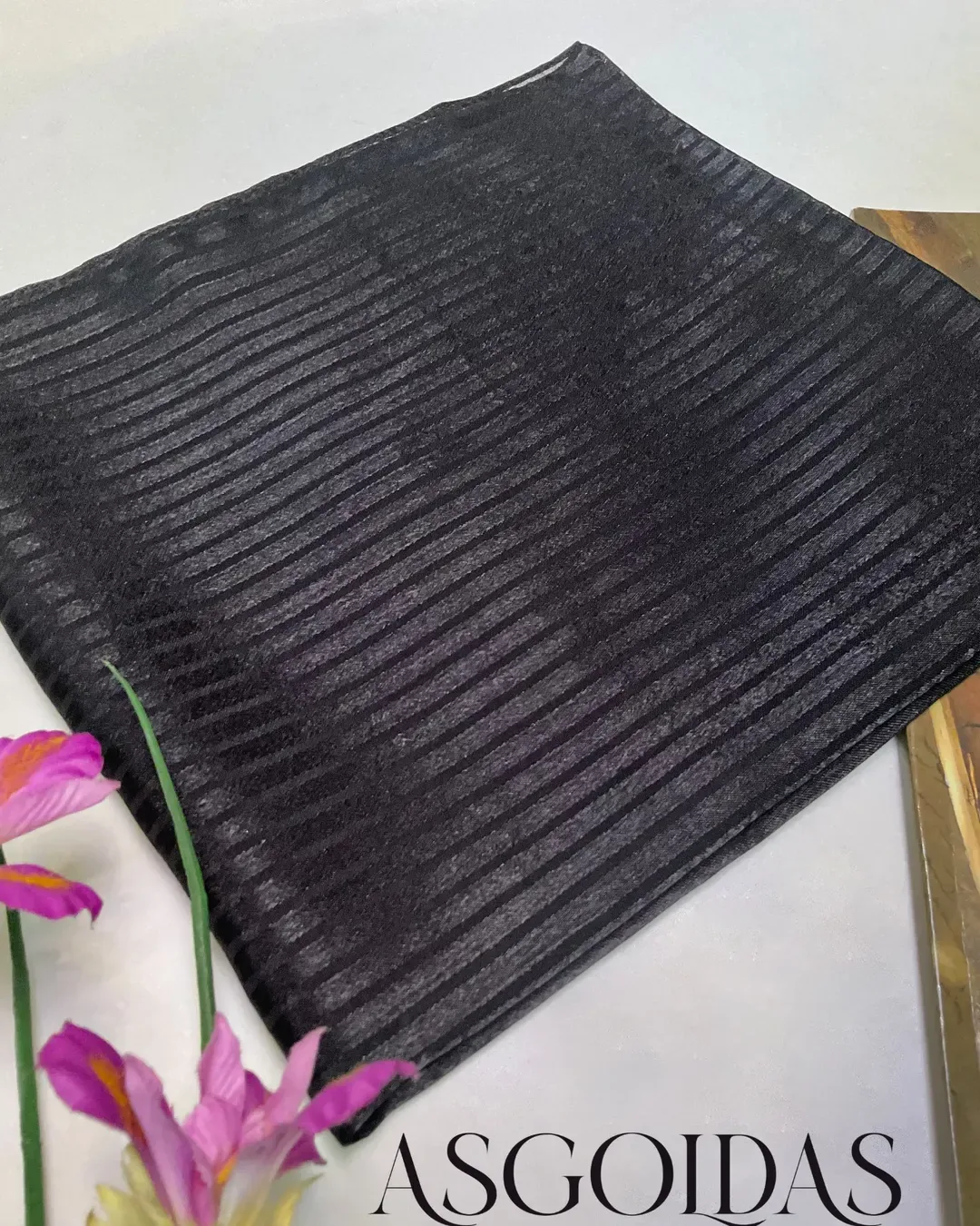 روسری مشکی ژان ژان راه راه مجلسی — رنگ مشکی — نمای روبه‌رو — راه راه — عکس ۲