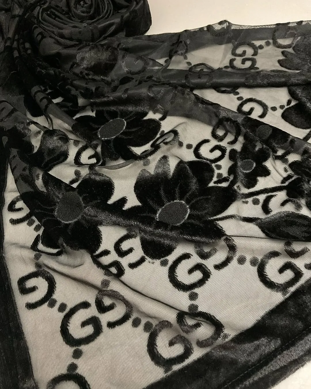 شال ساده کد ۱۰۱۳۹ — رنگ مشکی — نمای جزئیات — طرح گل و لوگو — عکس ۳
