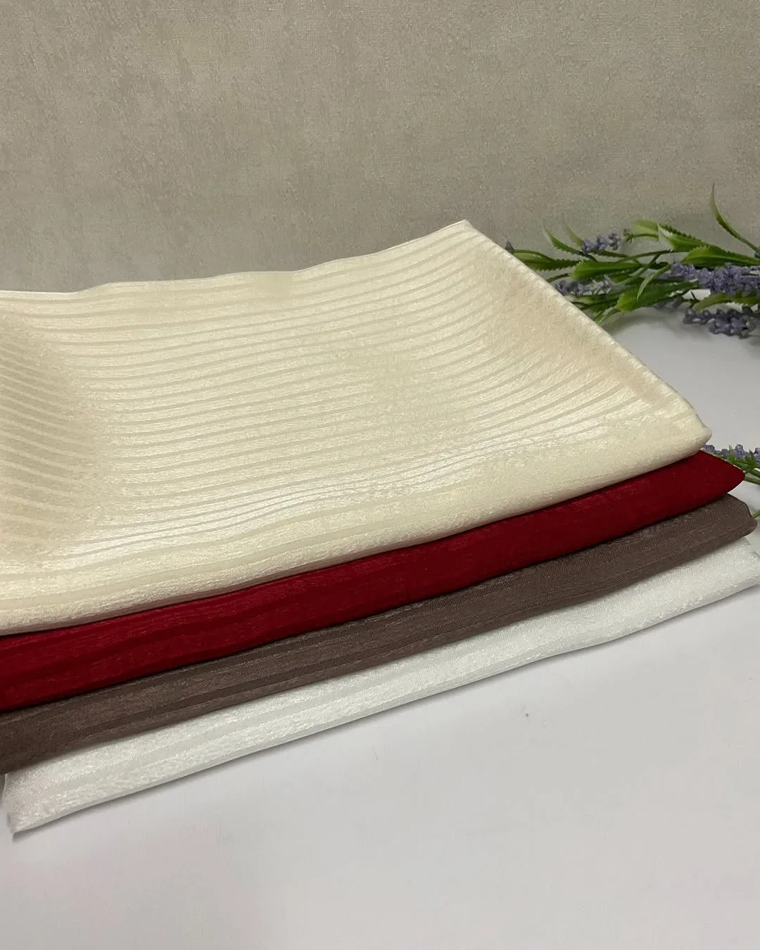 شال ابریشم ژان‌ژان راه‌راه مجلسی — عکس ۲