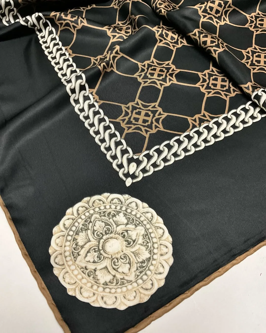 روسری ابریشم دورو ۱۲۰ — عکس ۴