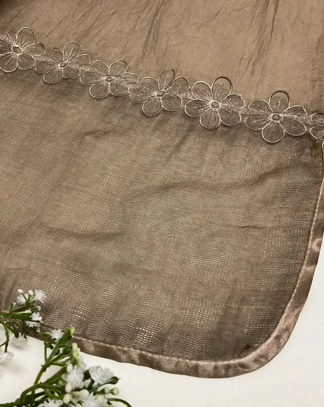 شال چروک دسته‌گل دانتل مجلسی — عکس ۷
