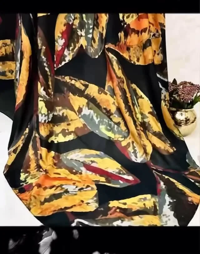 روسری ۱۲۰، رنگ مشکی، زرد و نارنجی، مربع