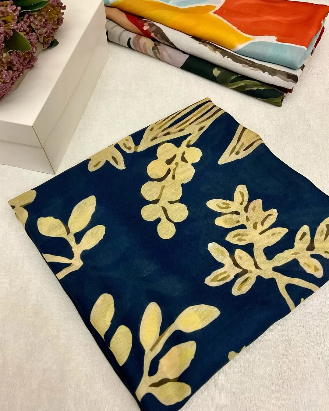 روسری ۱۲۰، رنگ سرمه‌ای و کرم، جنس حریر، طرح گلدار، قواره بزرگ