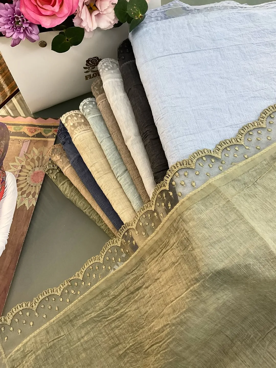 شال چروک دور دانتل — عکس ۳