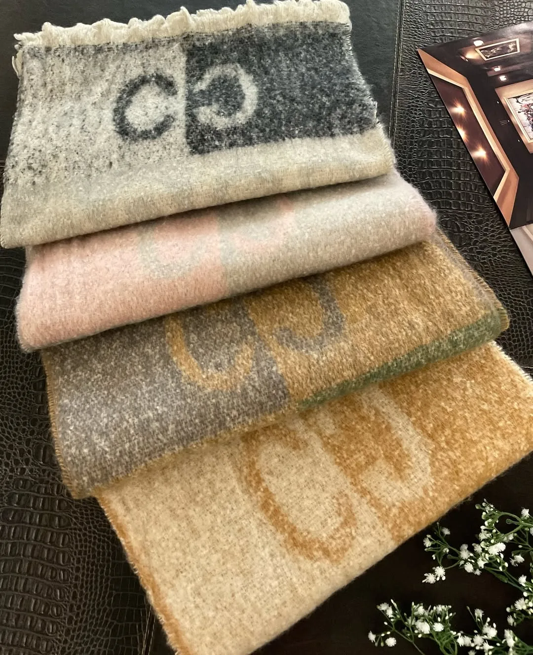 شال بیگ اسکارف طرح گوچی — عکس ۸