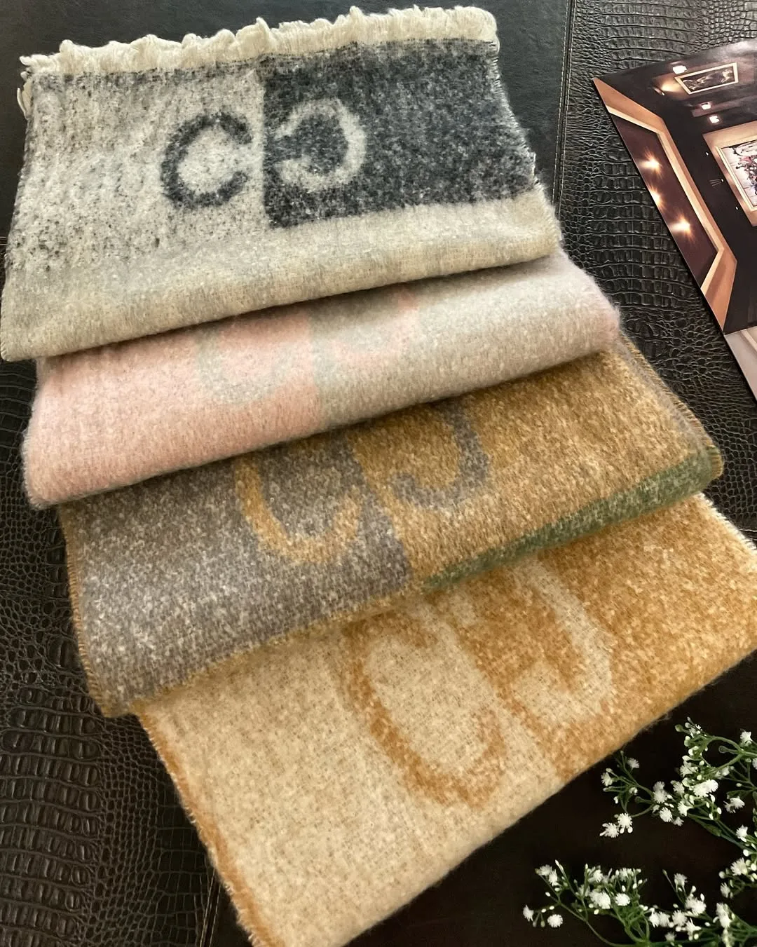 شال بیگ اسکارف طرح گوچی — عکس ۱۰