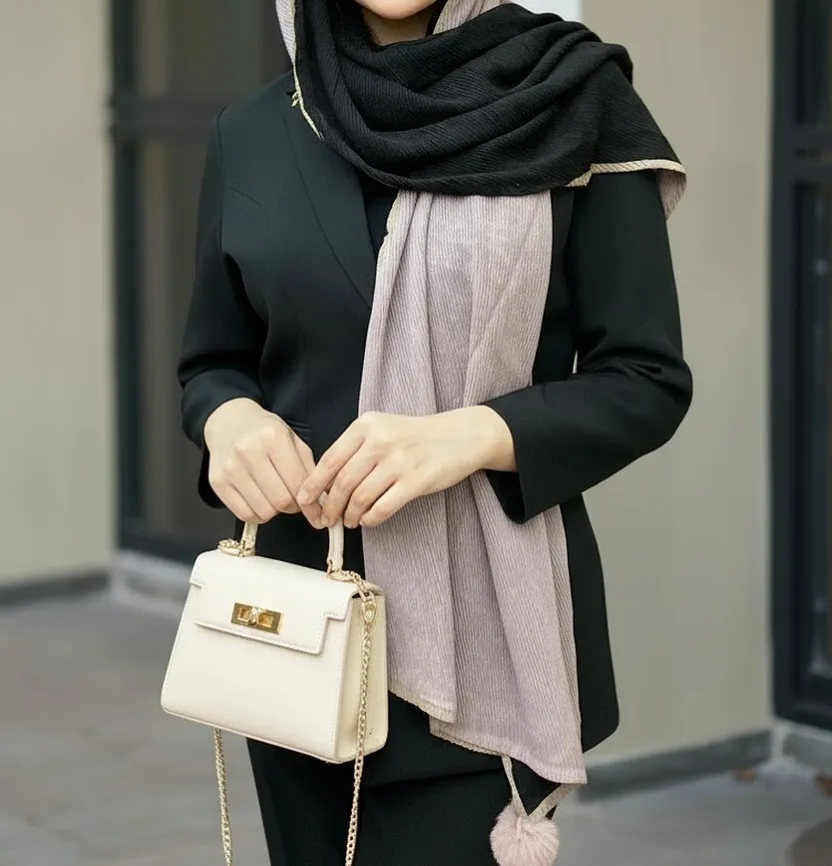 شال پلیسه دورو پم‌پم پاییزه — عکس ۳