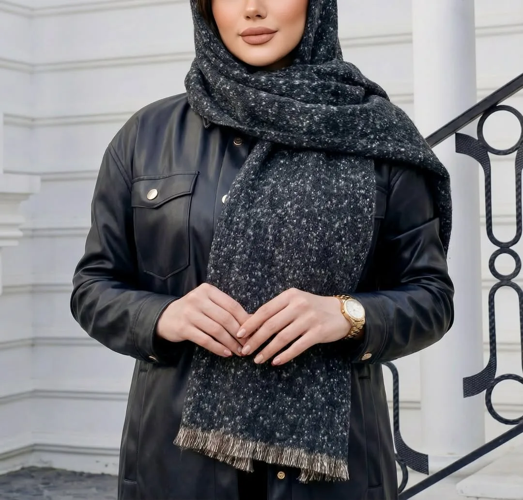 شال موهر دانه‌برفی ریشه‌سوزنی، رنگ خاکستری تیره و سفید، جنس بافتنی، مستطیلی، ریش‌دار