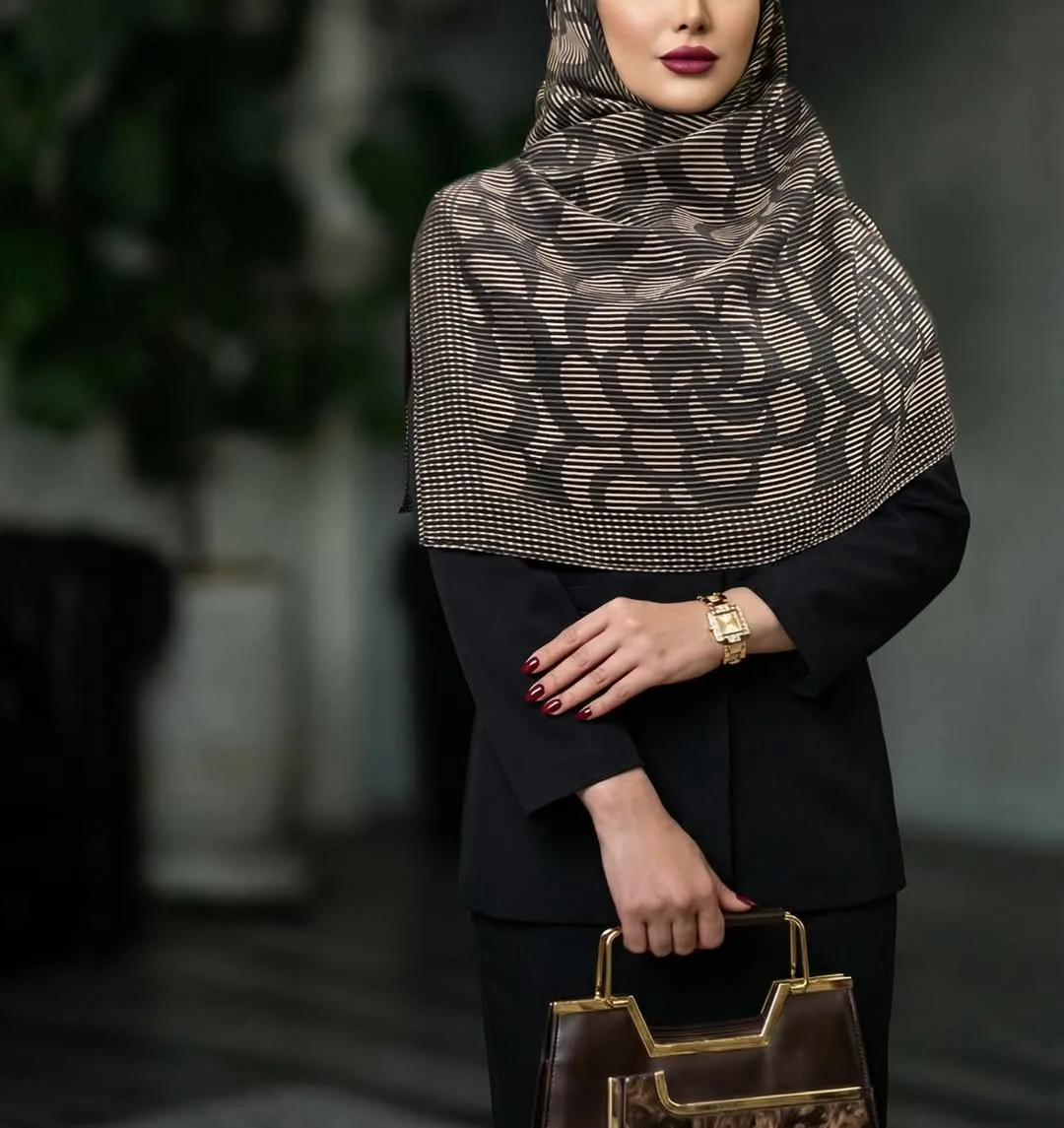 روسری ابریشم میله‌ای ۱۴۰، رنگ مشکی و کرم، طرح هندسی، قواره بزرگ