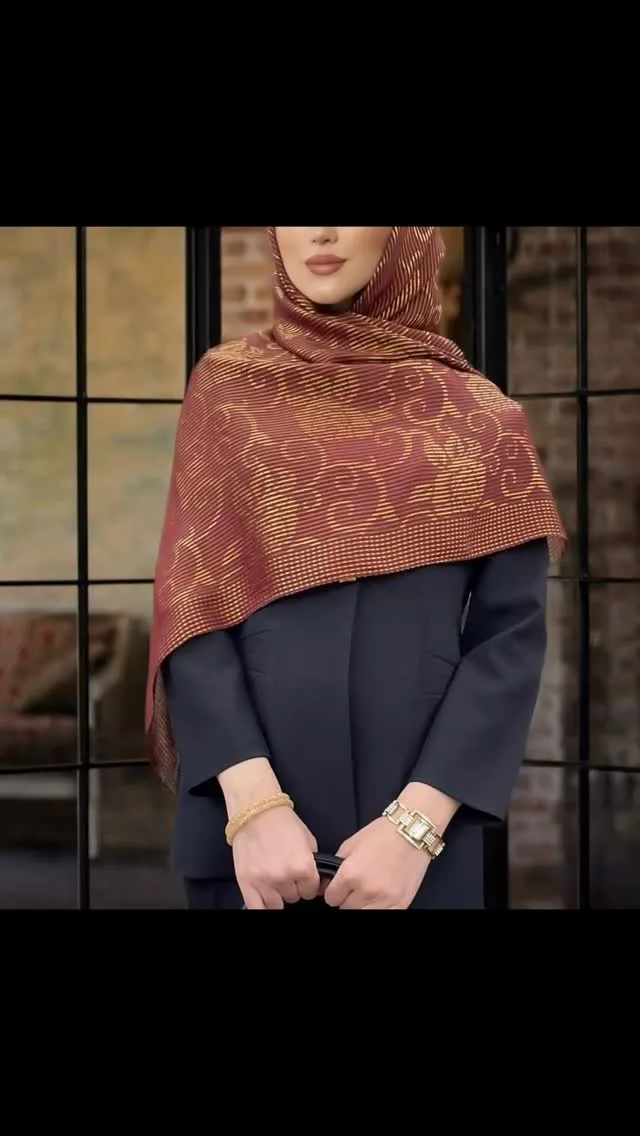 روسری و شال طرح‌دار، رنگ زرشکی و طلایی، طرح هندسی، مربع، طرح خطی