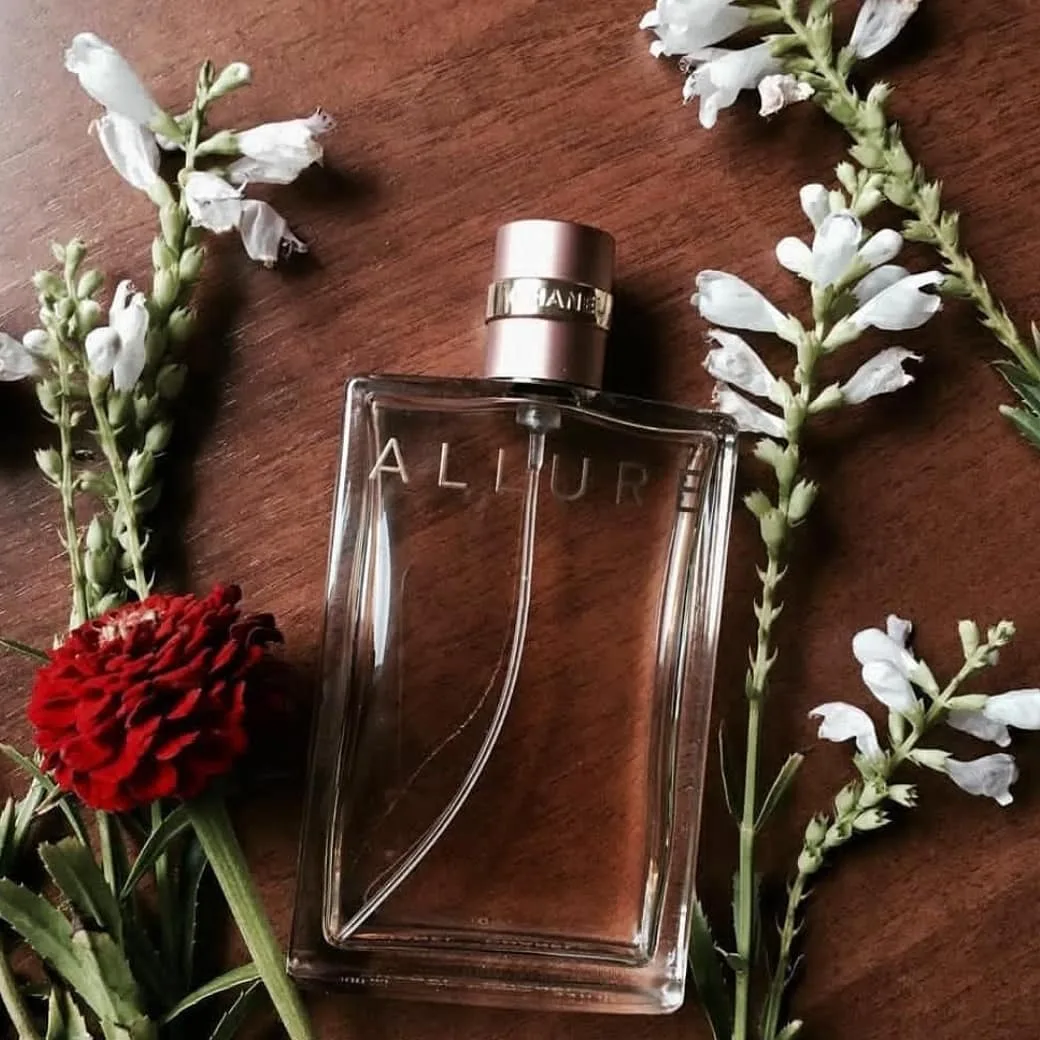 عطر الور زنانه ۱۰۰ میل شنل، رنگ قهوه‌ای و صورتی، جنس شیشه و فلز، بطری مستطیلی پمپی