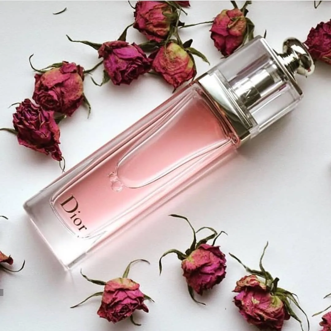 عطر ادیکت ۲ زنانه دیور، رنگ صورتی و شفاف، جنس شیشه و فلز، بطری استوانه‌ای پمپی