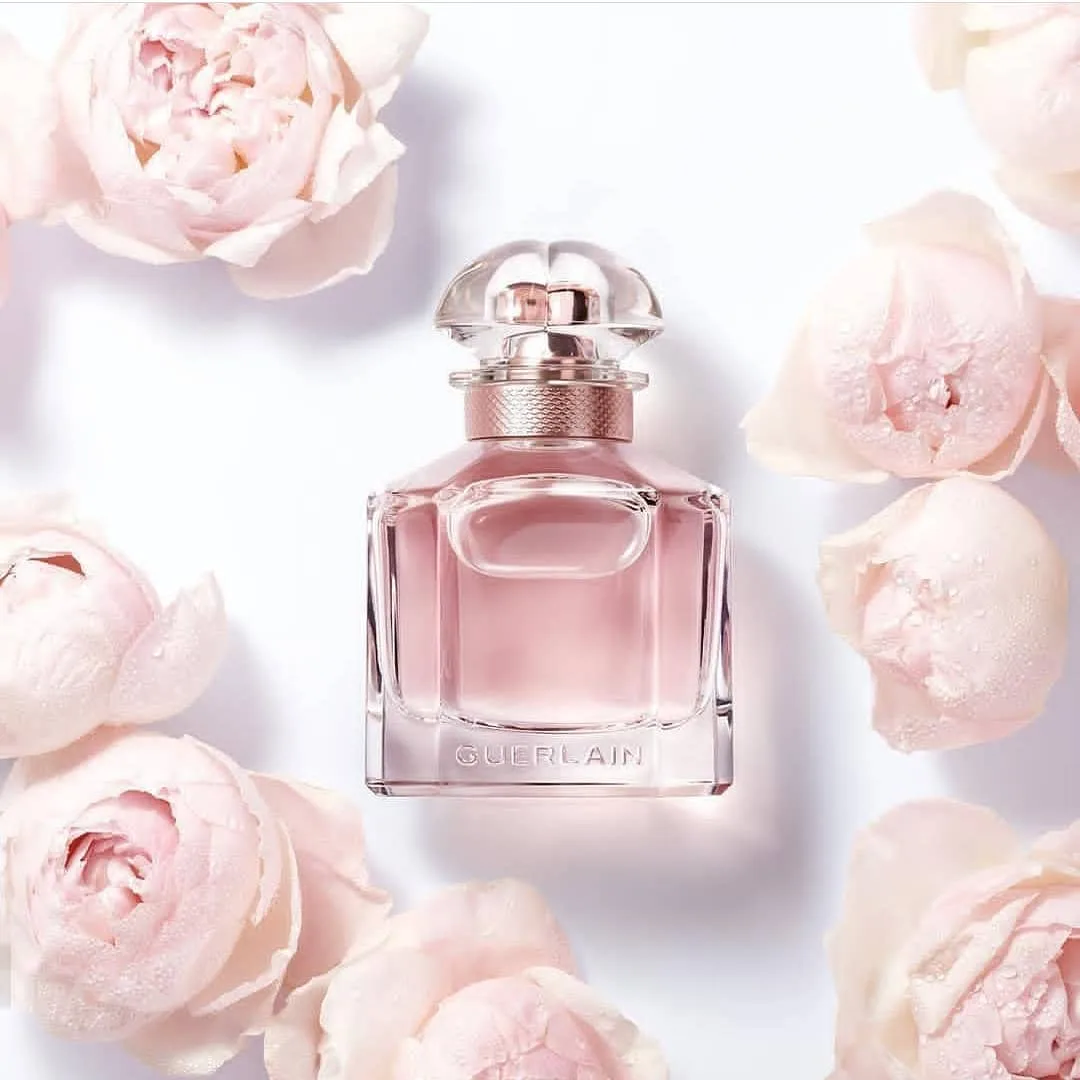 عطر مون گرلن زنانه، رنگ صورتی و شفاف، جنس شیشه، مکعبی با درپوش گنبدی