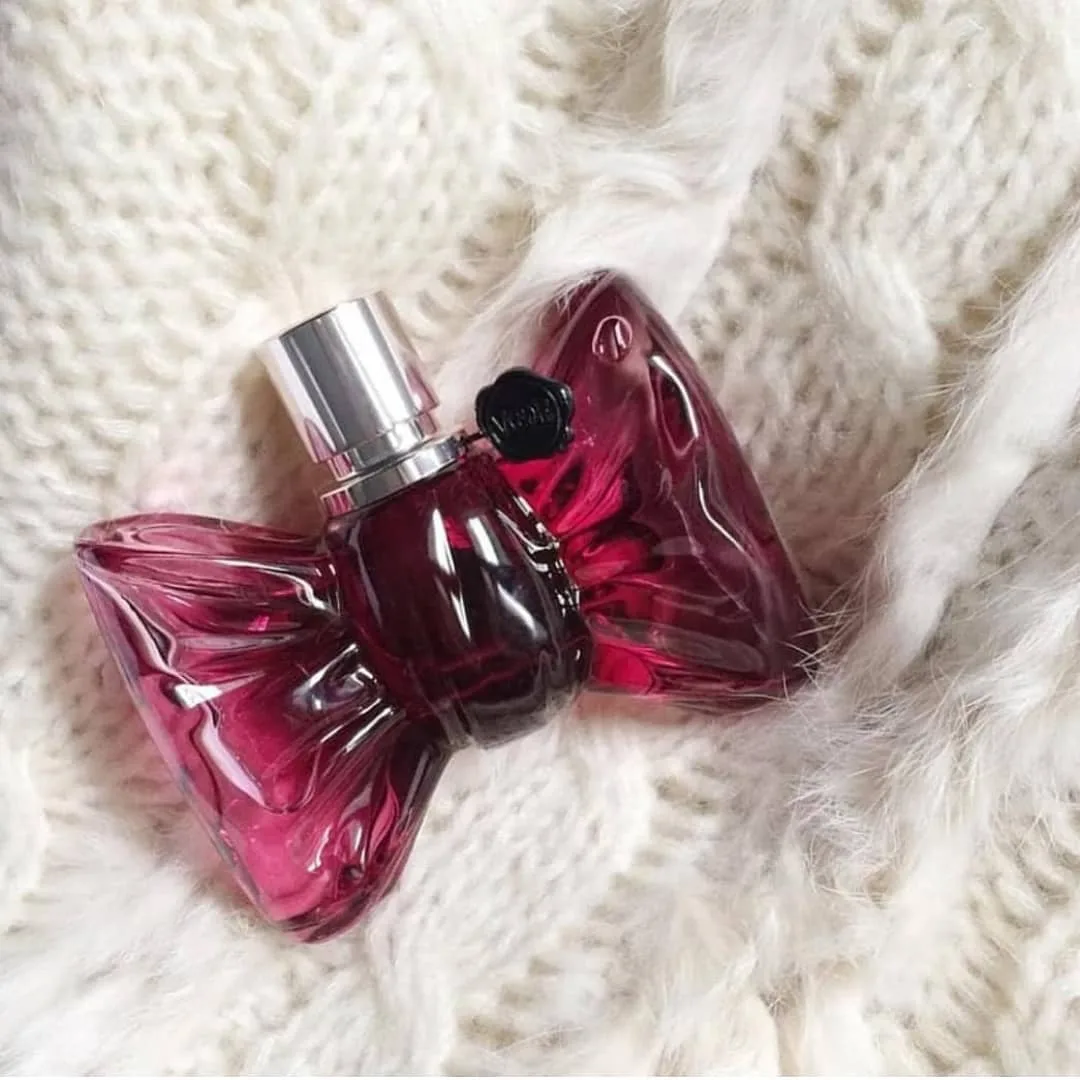 عطر بن‌بن زنانه ویکتور اند رلف، رنگ سرخابی و نقره‌ای، جنس شیشه، پاپیونی