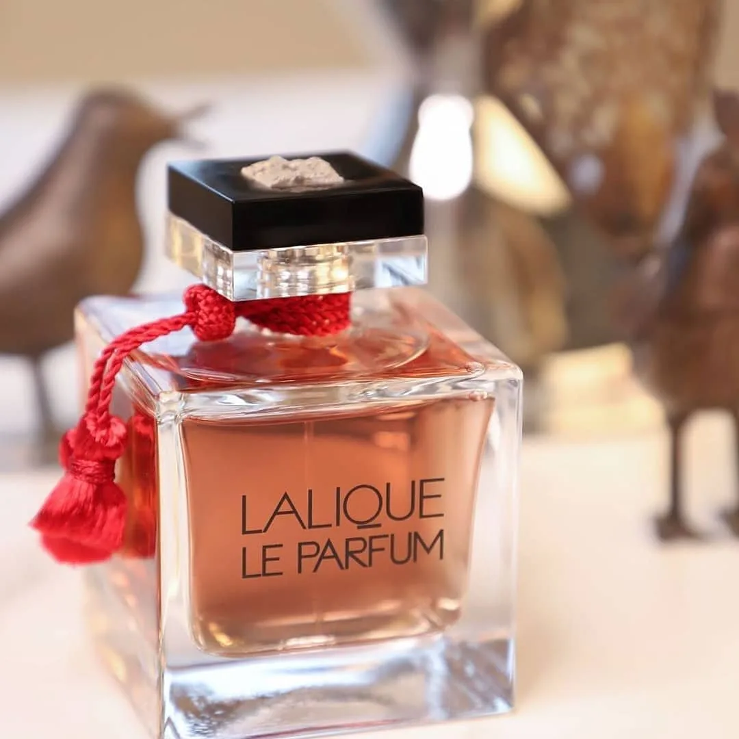 عطر لا پرفوم قرمز زنانه لالیک، رنگ شفاف، صورتی و مشکی، جنس شیشه و فلز، بطری عطر مکعبی