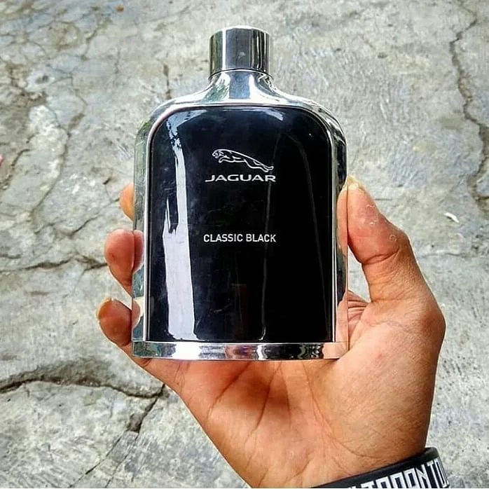 ادکلن مردانه جگوار کلاسیک بلک، رنگ مشکی و نقره‌ای، جنس شیشه و فلز، بطری مستطیلی با درپوش فلزی