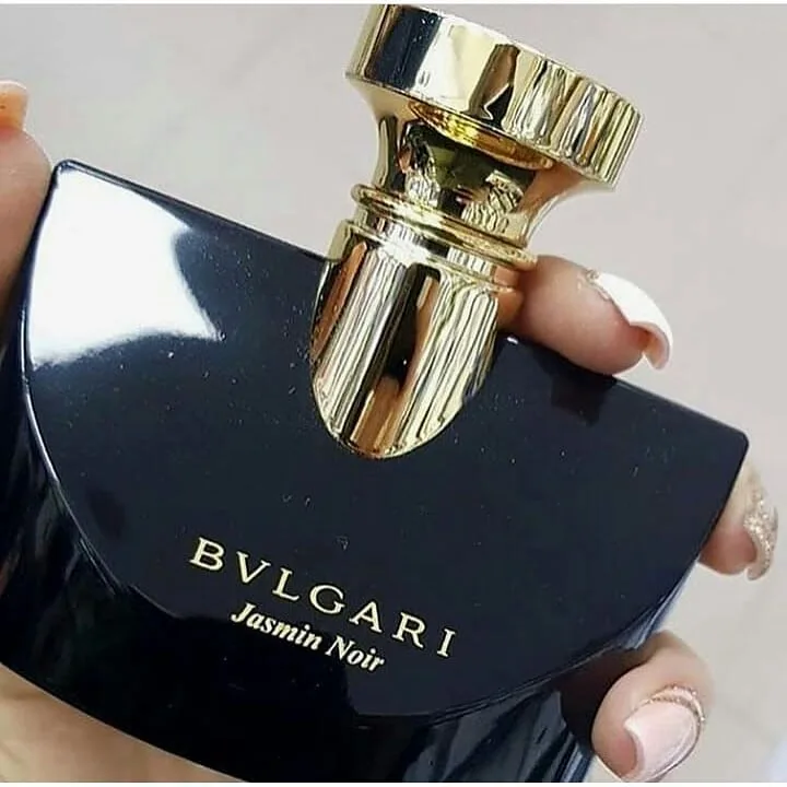 عطر زنانه بولگاری جاسمین نویر، رنگ مشکی و طلایی، جنس شیشه و فلز، بطری شیشه‌ای