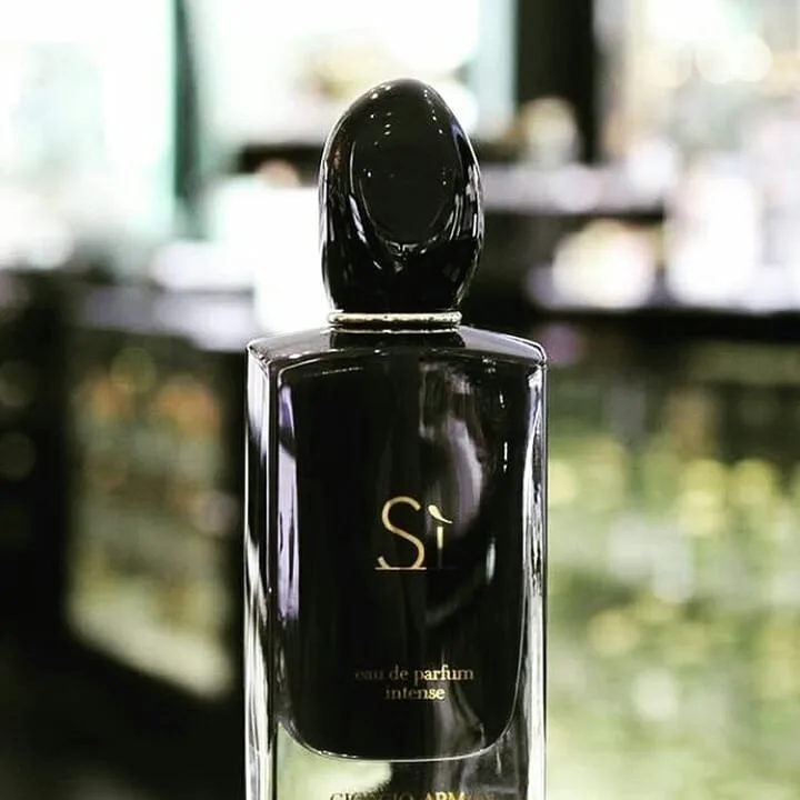 عطر زنانه آرمانی سی اینتنس جورجیو آرمانی، رنگ مشکی، جنس شیشه، بطری مستطیلی