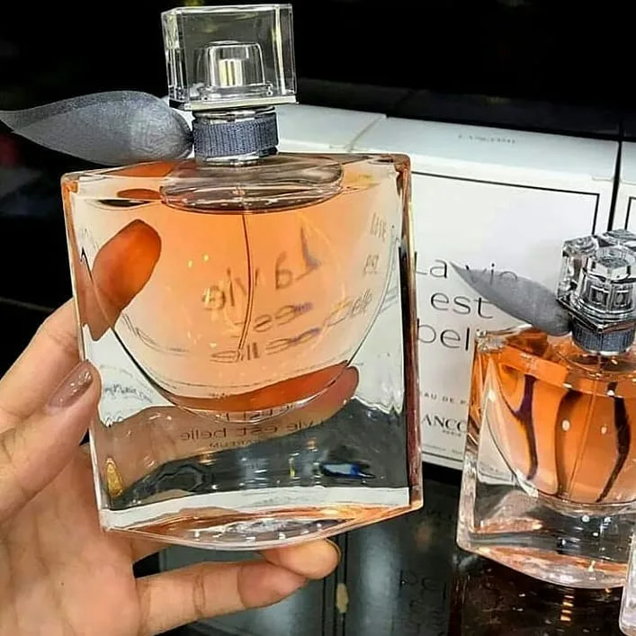 عطر زنانه لنکوم لاوی ای بل اکلت ۱۰۰ میل، رنگ صورتی و خاکستری، جنس شیشه، مکعبی با روبان