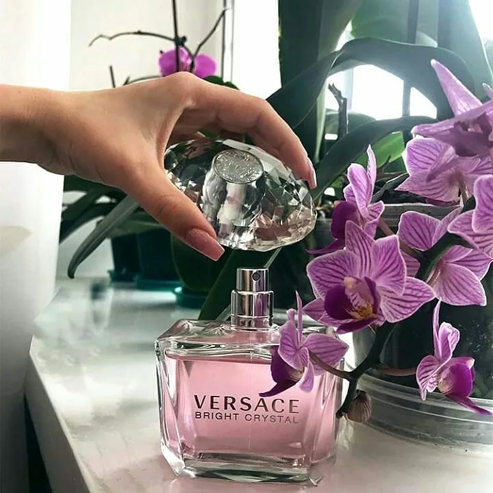 عطر زنانه ورساچه برایت کریستال، رنگ صورتی و شفاف، جنس شیشه، مکعبی با در الماس‌گونه