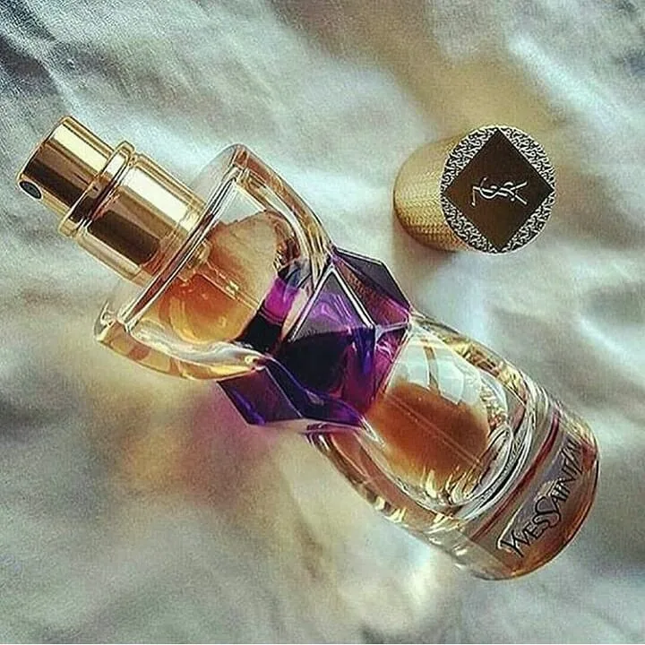 عطر زنانه ایو سن لورن منیفستو، رنگ طلایی و بنفش، جنس شیشه، منحنی با در استوانه‌ای