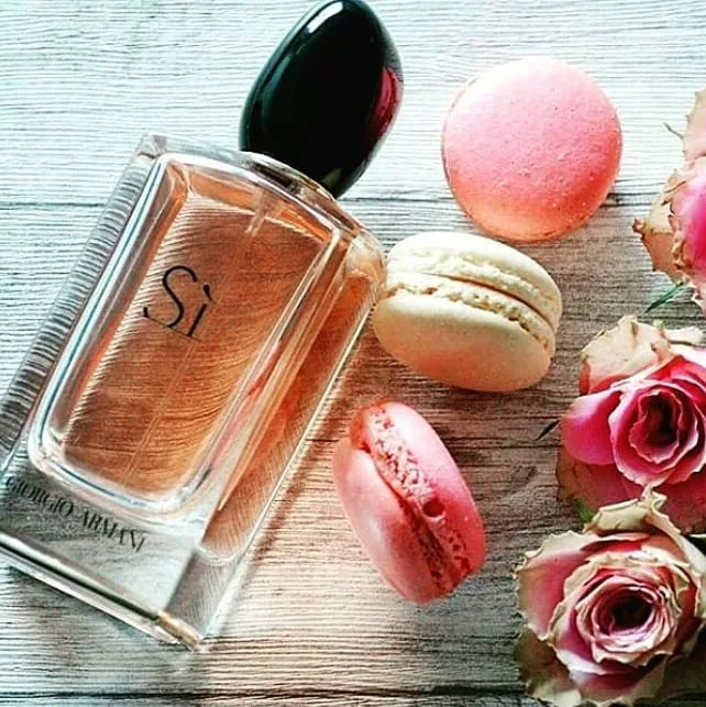 عطر زنانه جورجیو آرمانی سی، رنگ صورتی و مشکی، جنس شیشه، مستطیلی تخت با در بیضی