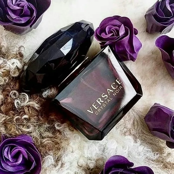 عطر زنانه ورساچه کریستال نویر، رنگ مشکی و بنفش، جنس شیشه، شیشه چندوجهی با در مشکی