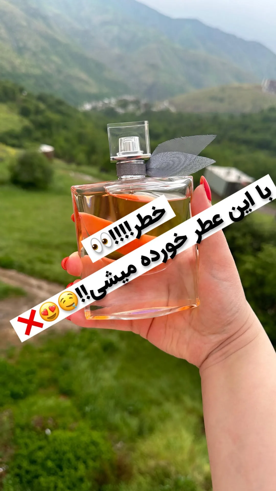عطر لاویه است بله لانکوم، رنگ طلایی و شفاف، جنس شیشه، بطری مستطیلی