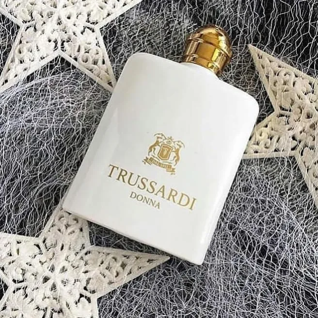 عطر دونا ۲۰۱۱ زنانه تروساردی، رنگ سفید و طلایی، جنس شیشه و فلز، مستطیلی، درپوش طلایی