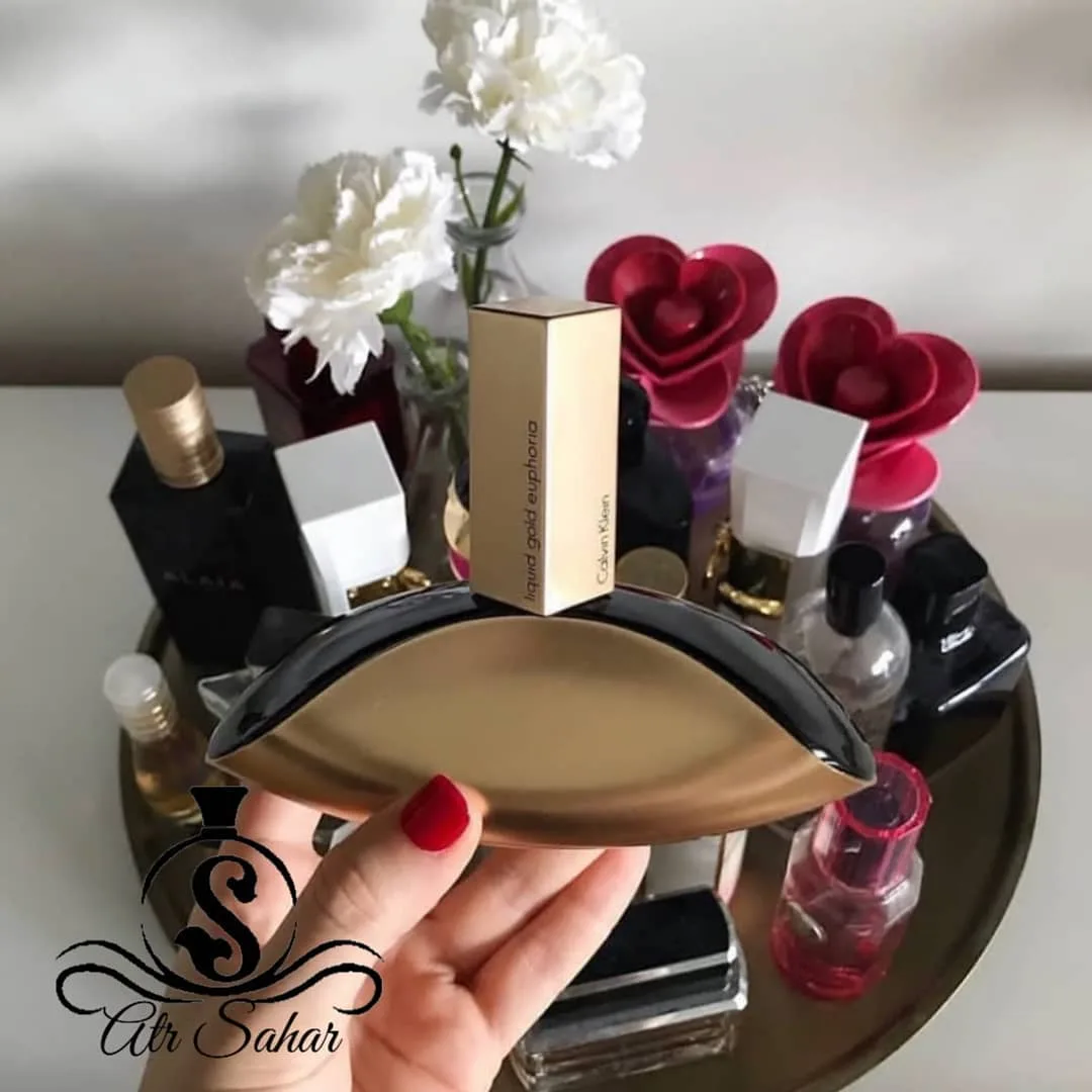 عطر ایفوریا گلد کالوین کلین، رنگ طلایی و مشکی، جنس براق، طرح هلالی و شیشه عطر، همه