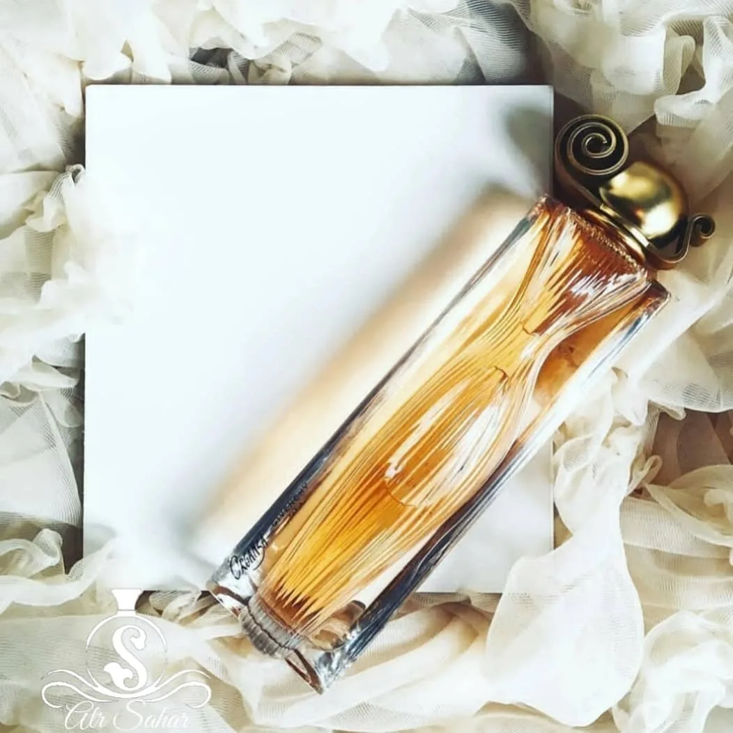 عطر ارگانزا زنانه جیوانچی، رنگ طلایی و شفاف، جنس براق، طرح استوانه‌ای با درپوش پیچی، همه