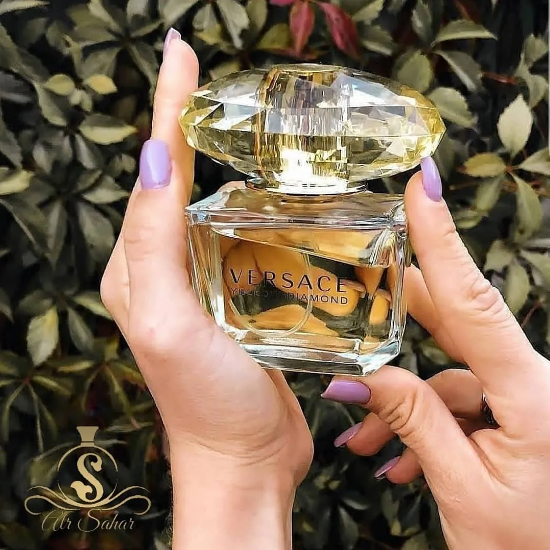 عطر یلو دیاموند ۹۰ میل ورساچه، رنگ طلایی و شفاف، جنس براق، طرح مکعبی با درپوش الماسگونه، همه