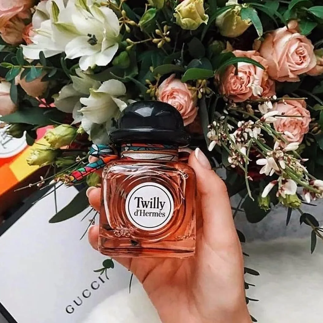 عطر تویلی د هرمس، رنگ صورتی و مشکی، جنس شیشه، بطری مربعی