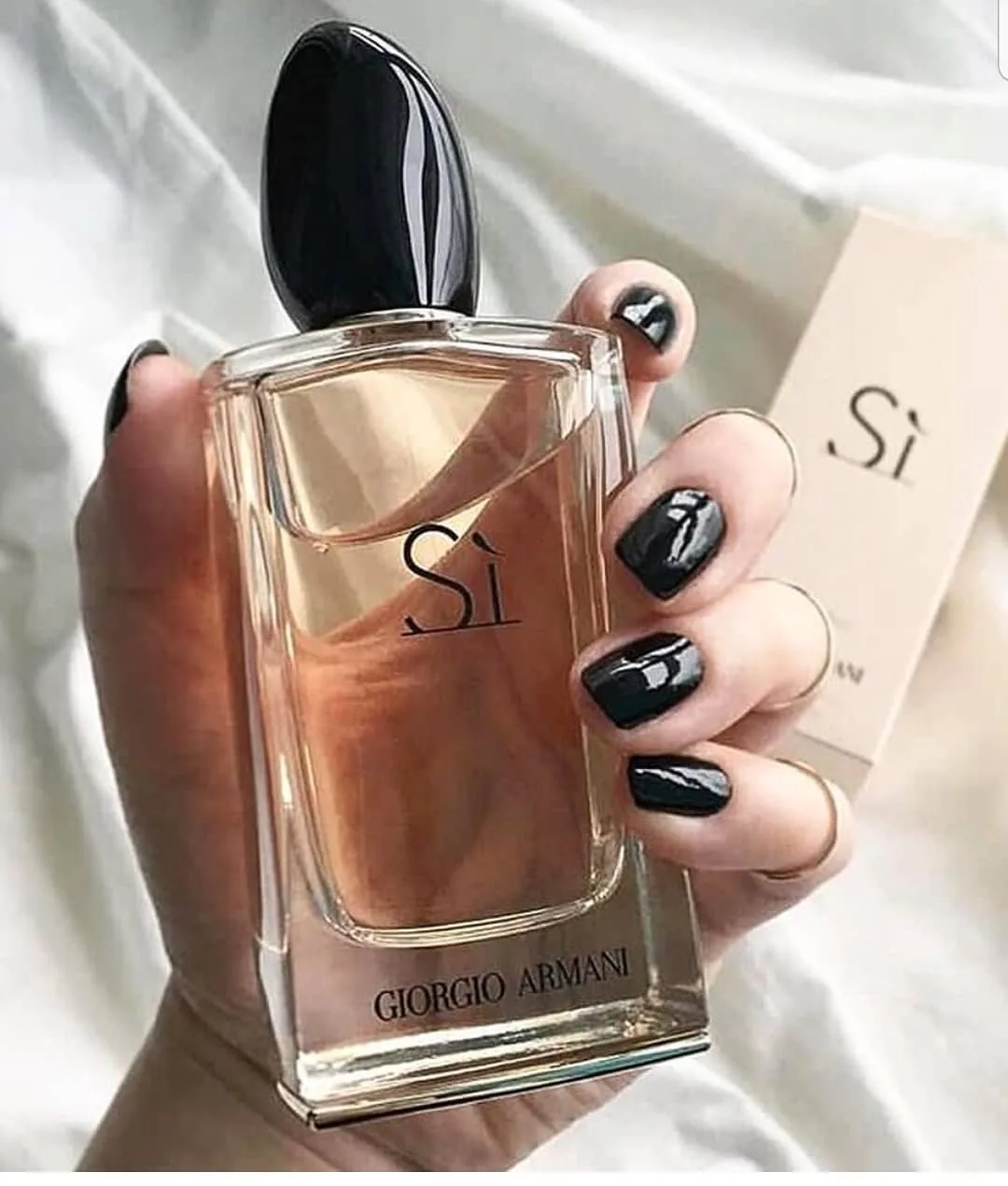 عطر سی زنانه جورجیو آرمانی، رنگ صورتی و مشکی، جنس شیشه، بطری مستطیلی