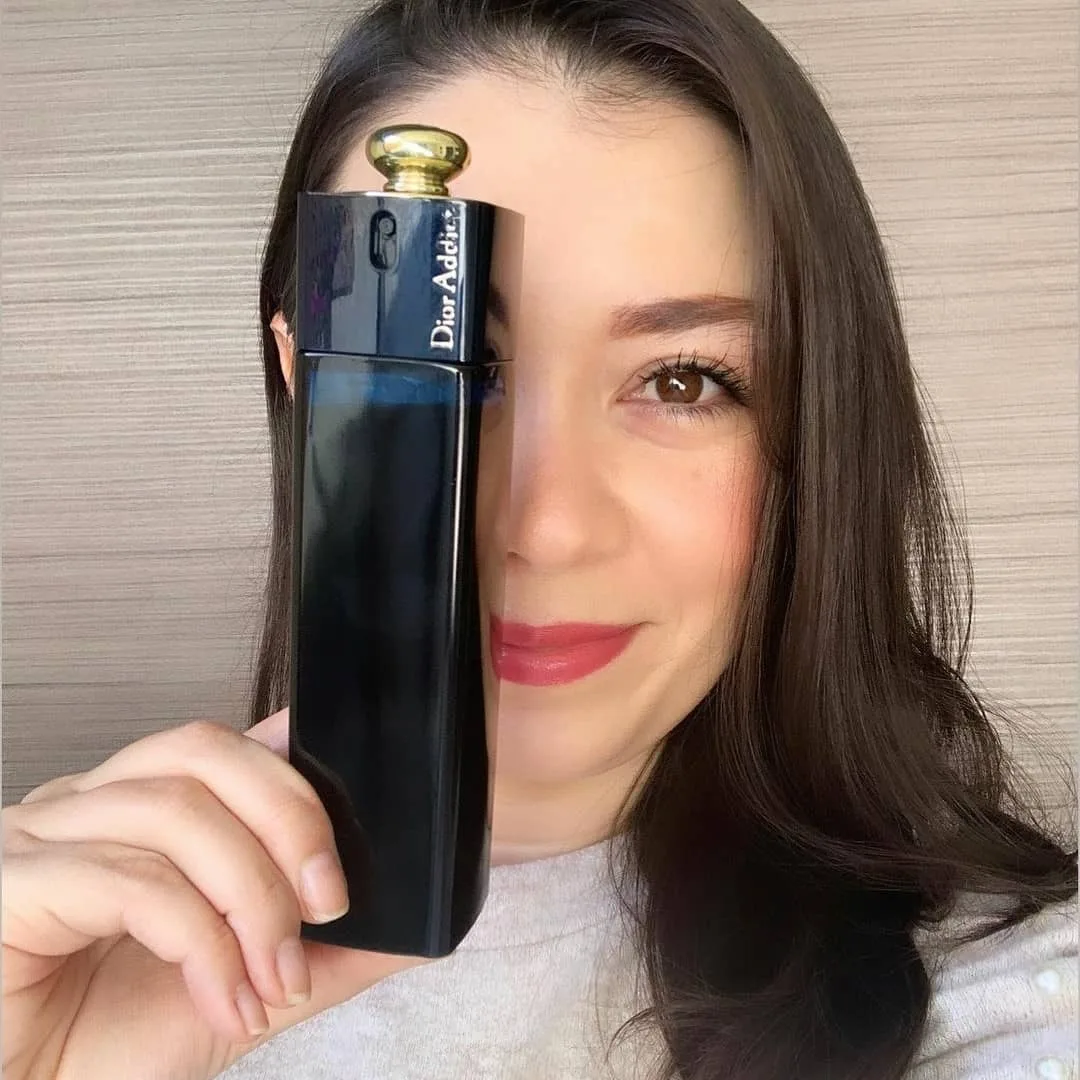عطر ادیکت دیور، رنگ مشکی و طلایی، جنس شیشه و فلز، مستطیلی بلند