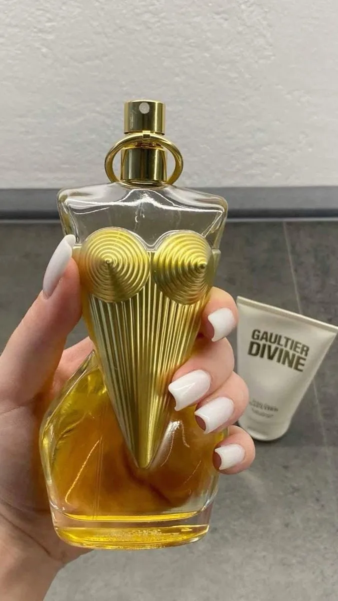 عطر دیواین ژان پل گوتیه، رنگ شفاف، طلایی و سفید، جنس شیشه و فلز، بطری عطر