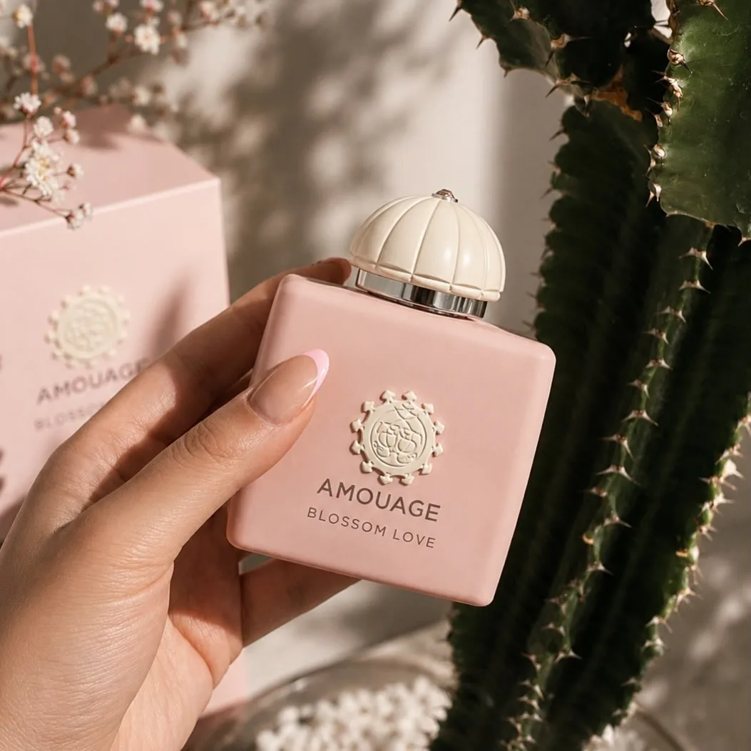 عطر بلوسوم لاو، رنگ صورتی، جنس شیشه، بطری مربعی با درب گرد