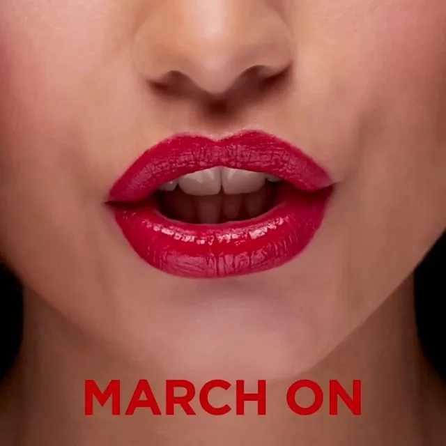 رژ لب رنگ Brick Elizabeth Arden، رنگ قرمز، مایع براق