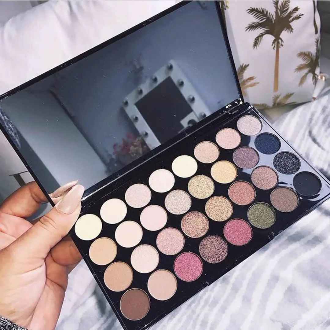 پالت سایه ۳۲ رنگ Makeup Revolution، رنگ قهوه‌ای، طلایی، صورتی و سفید، جنس پلاستیک، مستطیلی، آینه‌دار