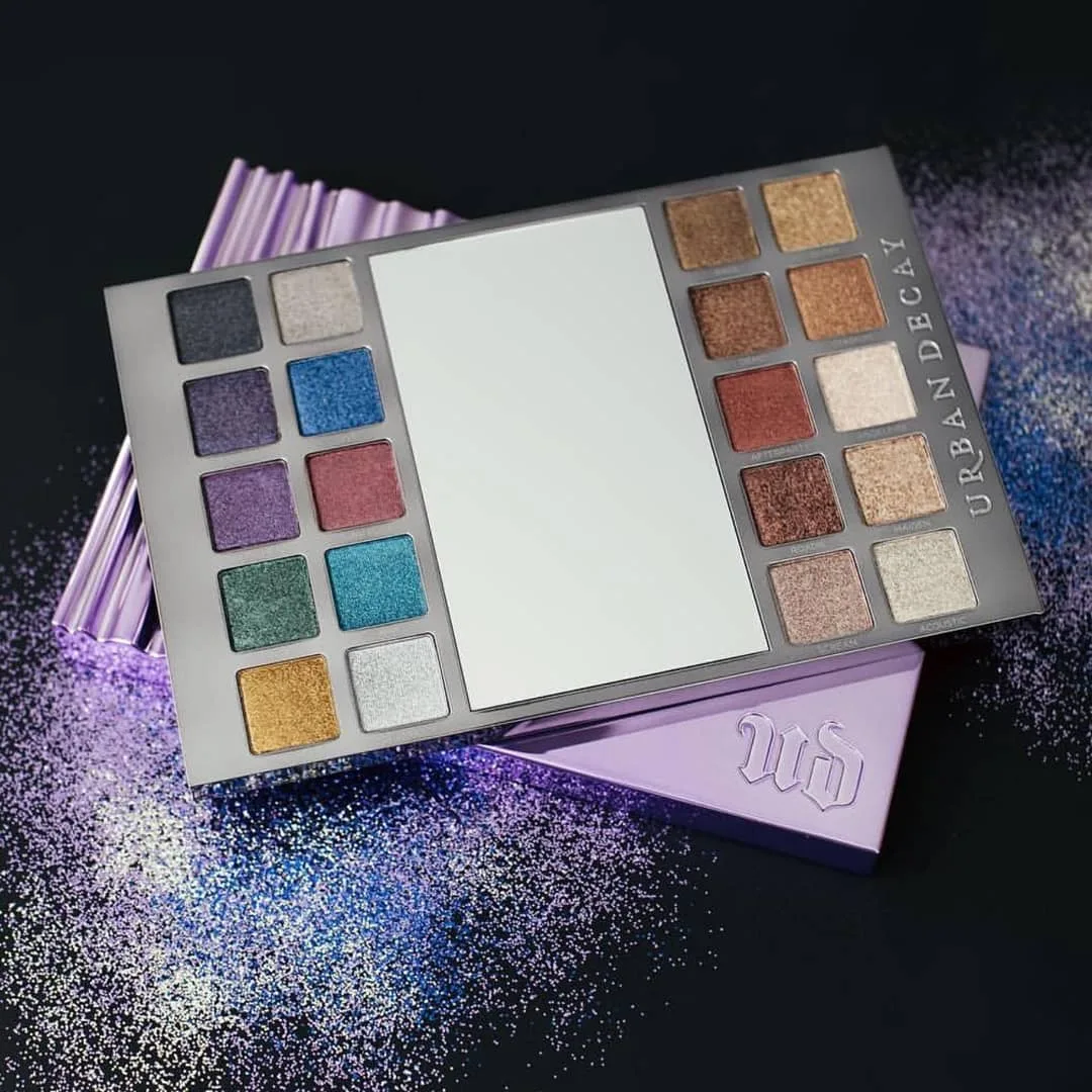 پالت سایه Heavy Metals Urban Decay، رنگ بنفش، نقره‌ای و چندرنگ، جنس پلاستیک، مستطیلی با آینه