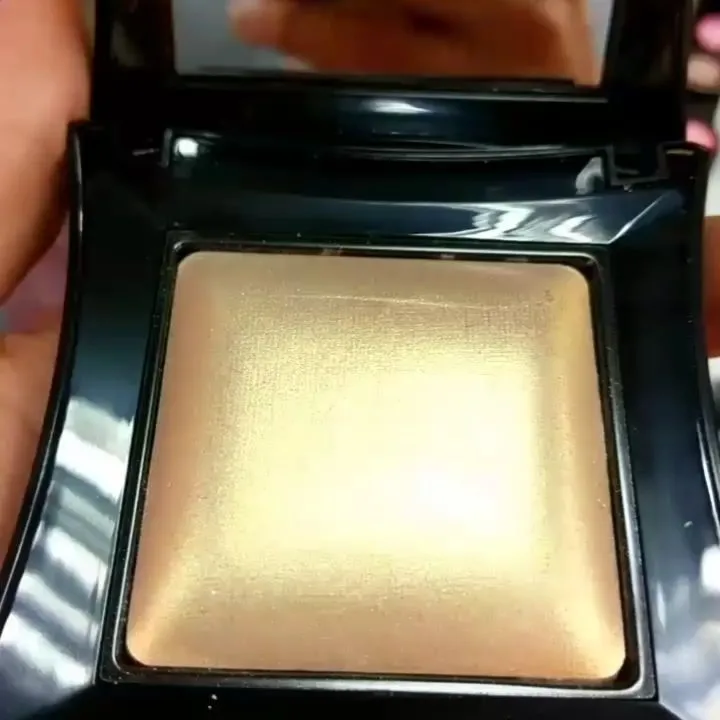 هایلایتر ایلاماسکا Illamasqua، رنگ طلایی و مشکی، جنس پودر و پلاستیک، پودری، مربع