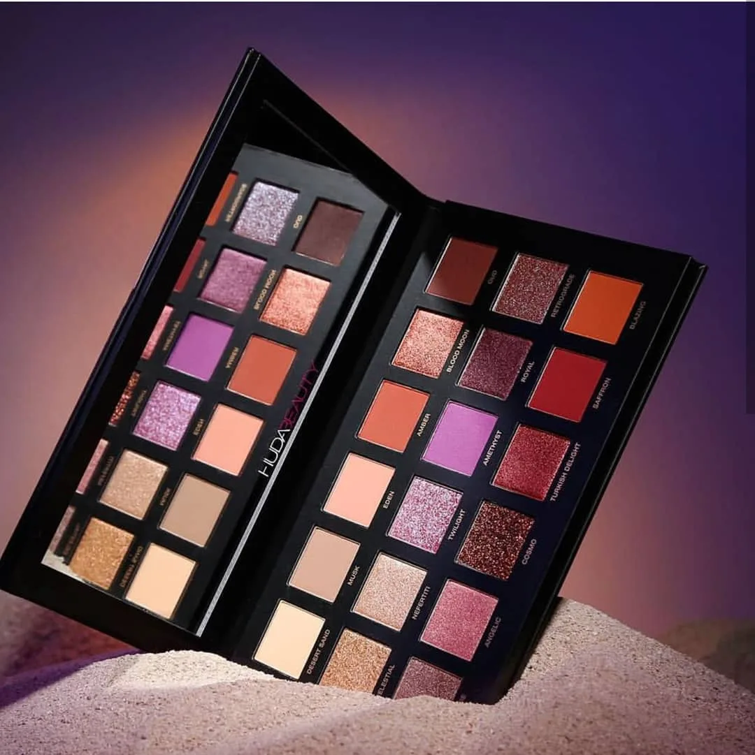 پالت سایه چشم Desert Dusk Huda Beauty، رنگ مشکی، قرمز، بنفش و نارنجی، جنس پلاستیک، مستطیلی، ۱۸ رنگ