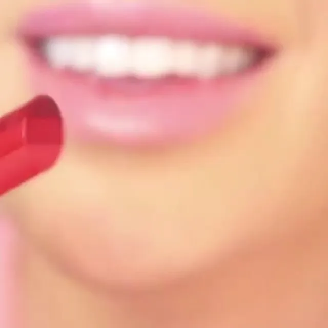 رژ لب Be Legendary رنگ Red Ombre اسمش باکس، رنگ قرمز، استوانهای